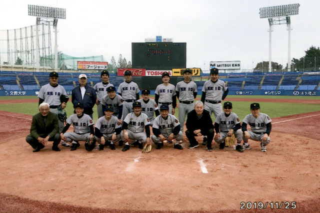 慶早戦　2-0で勝利した後、スコアーボードを背に誇らしく集合写真